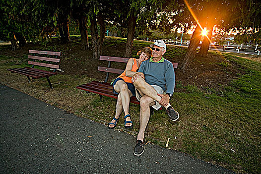 老年,夫妻,放松,享受,光线,太阳,水岸,公园,温哥华岛,不列颠哥伦比亚省,加拿大