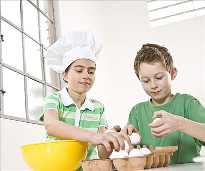 女孩,穿,厨师帽,男孩,缝隙,蛋,碗