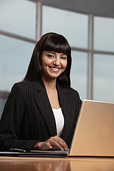 印度女人,微笑,工作,笔记本电脑