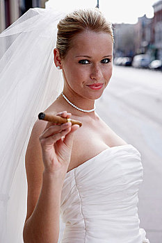 新娘,抽雪茄