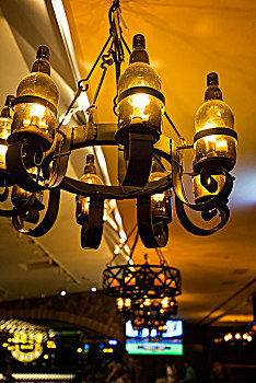 台湾台北的西式餐厅,是一个以啤酒为主的欧式餐厅,华丽复古造型的吊灯