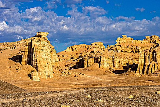 新疆,罗布泊,雅丹地貌,沙漠,沙岩,蓝天,风光,光