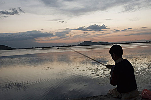 后视图,男孩,钓鱼,斯利那加,查谟-克什米尔邦,印度