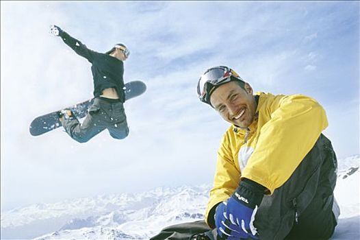 滑雪板玩家,跳跃,男人,微笑,坐,前景