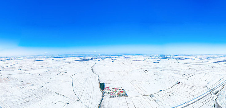 东北黑土地的冬天,蓝天雪地