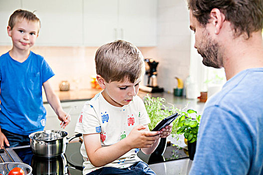 男孩,玩,智能手机,厨房