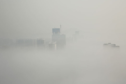 平流雾环绕百米高楼,美轮美奂宛如天空之城