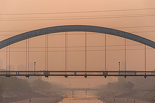 清晨的彩虹桥