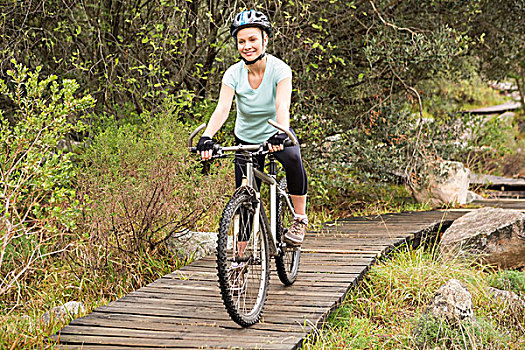 微笑,健身,女人,骑自行车,自行车,木质,小路