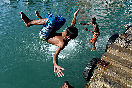男孩,跳跃,水,萨尔瓦多,巴伊亚,城市,神圣,湾,东北方,海岸,巴西,南美