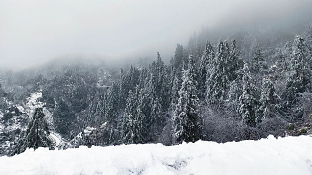 隘门界雪景