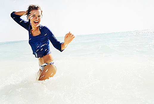 高兴,女人,穿,蓝色,衬衫,比基尼短裤,乐趣,海洋