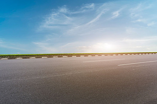 道路广场地砖和天空云彩景观