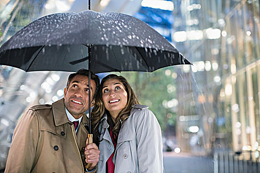 商务人士,职业女性,看,雨,伞