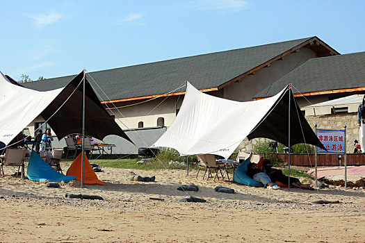 山东省日照市,沙滩露营成为新时尚,游客在海边感受,诗和远方