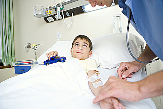 男孩,卧,病床,拿着,玩具车,实习医师,检查,脉搏