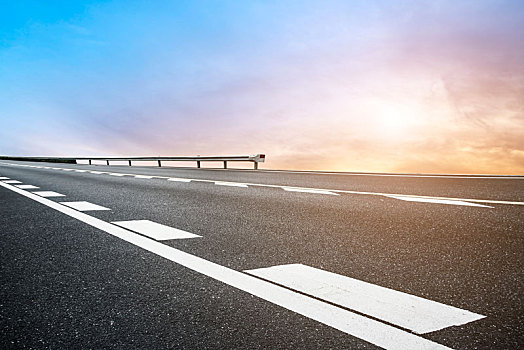 道路广场和天空云彩