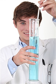 年轻,化学,学生,搅拌,蓝色,液体,玻璃,量筒