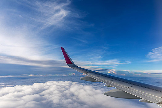 从飞机窗口看飞机在云上的飞行
