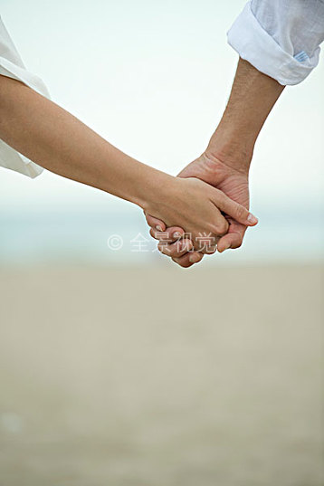 情侣握手拍照姿势图片