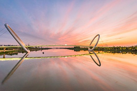 夕阳下中国江苏南京的地标建筑南京眼步行桥