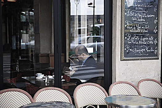 巴黎咖啡厅里的男人