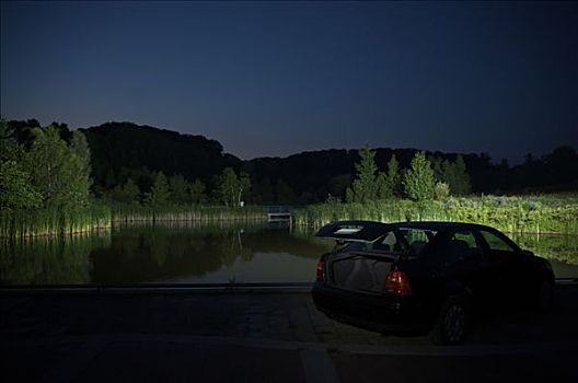 汽车,打开,后备箱,停放,湖,夜晚