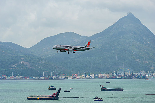 一架越南捷星太平洋航空的客机正降落在香港国际机场