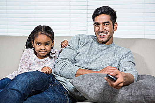 微笑,父亲,看电视,女儿,沙发,客厅