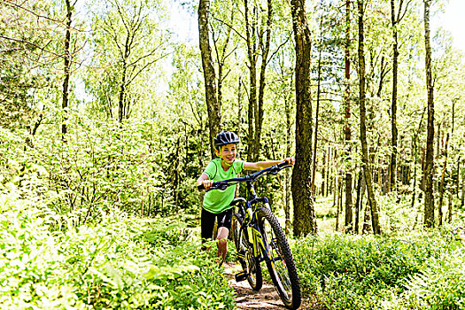 男孩,推,自行车,树林