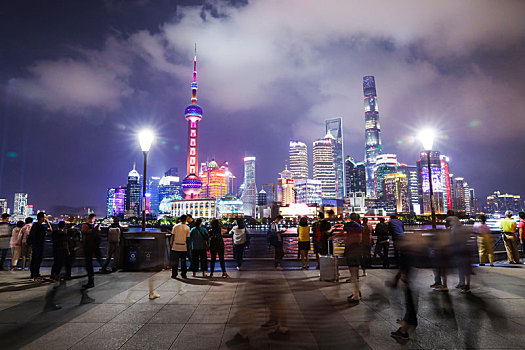 在上海外滩观赏对岸陆家嘴金融区夜景的游客人群