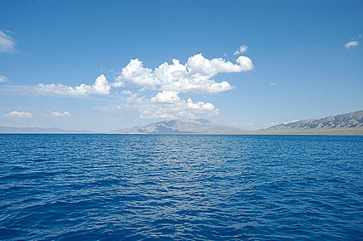 新疆伊犁赛里木湖风光