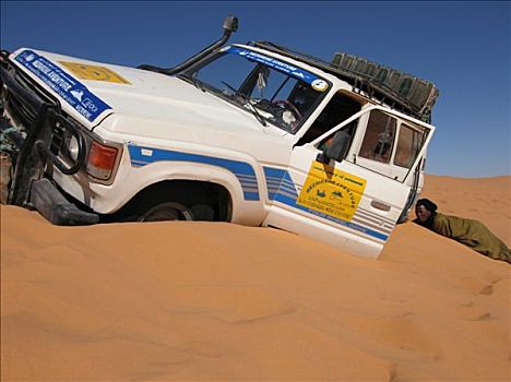 利比亚,四轮驱动,汽车,困住,沙子
