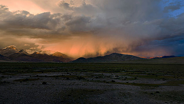西藏阿里山雨夕照