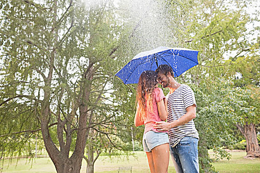 可爱,情侣,搂抱,伞,公园