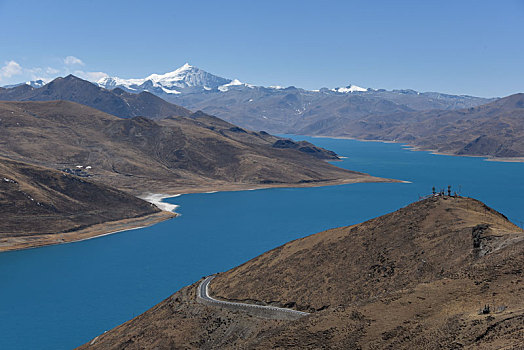 俯瞰西藏羊卓雍措景区湖光山色自然风光