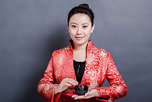 穿中式服装喝茶的女性