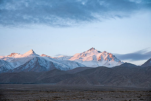 g314国道旁清晨日照喀英迪克让雪山,喀拉吉勒嘎乔库雪山,米纳尔山雪山