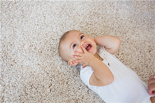高兴,可爱,婴儿,躺着,地毯