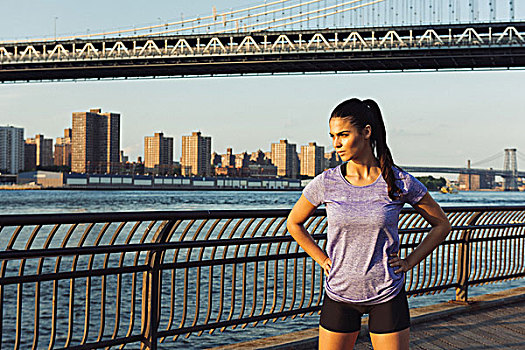 美女,跑步,向外看,正面,曼哈顿大桥,纽约,美国