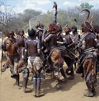 女人,跳舞,唱,吹,小,锡,典礼,埃塞俄比亚西南部,搂抱,几个,人生阶段,男青年,精致