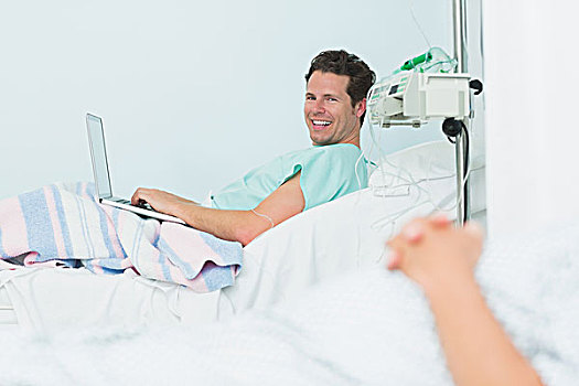 关注,微笑,男患者,打字,笔记本电脑,躺着,床,医院