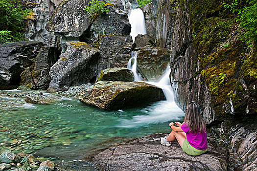 女人,坐,自由,瀑布,州立公园,盆地,阿拉斯加,夏天