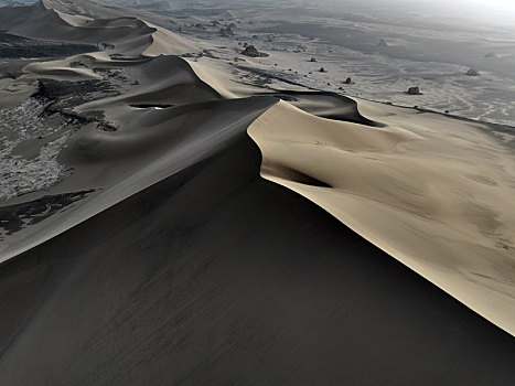 新疆哈密,航拍暴风过后的沙漠,脊如刃丘如浪,宛若火星世界