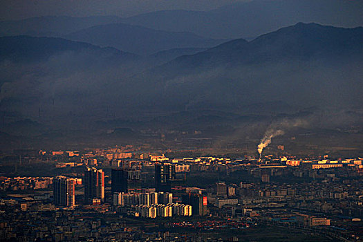 群山中的城市