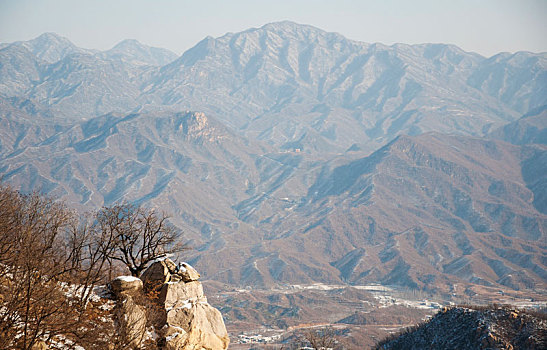 冬季有积雪的山峰