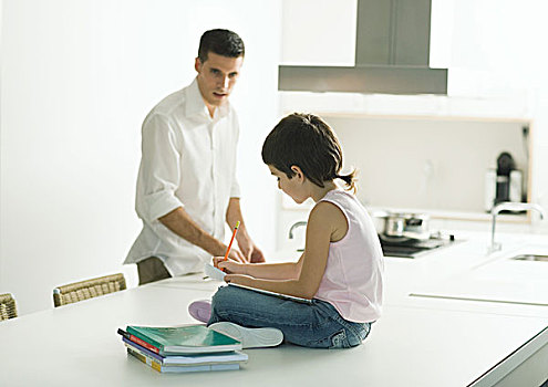 孩子,坐,厨房操作台,家庭作业,父亲,背景