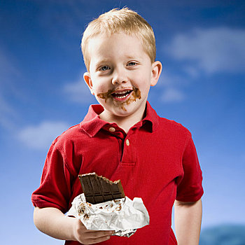 男孩,吃,巧克力块,蓝天