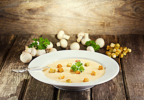 盘子,蘑菇汤,木质背景
