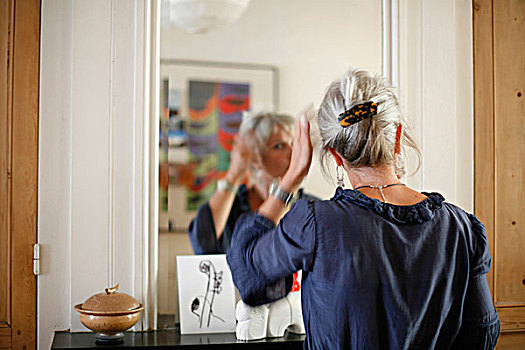 女人,刷,头发,镜子